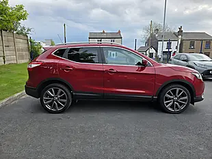 Used 2017 Nissan Qashqai Tekna Red - Interior and Exterior details 5