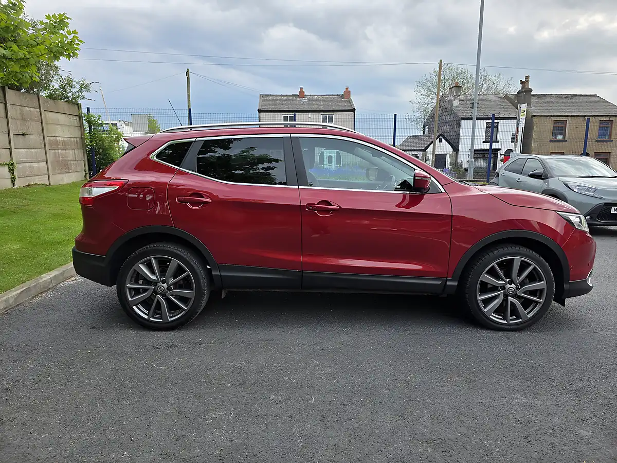 Used 2017 Nissan Qashqai Tekna Red - Interior and Exterior details 5