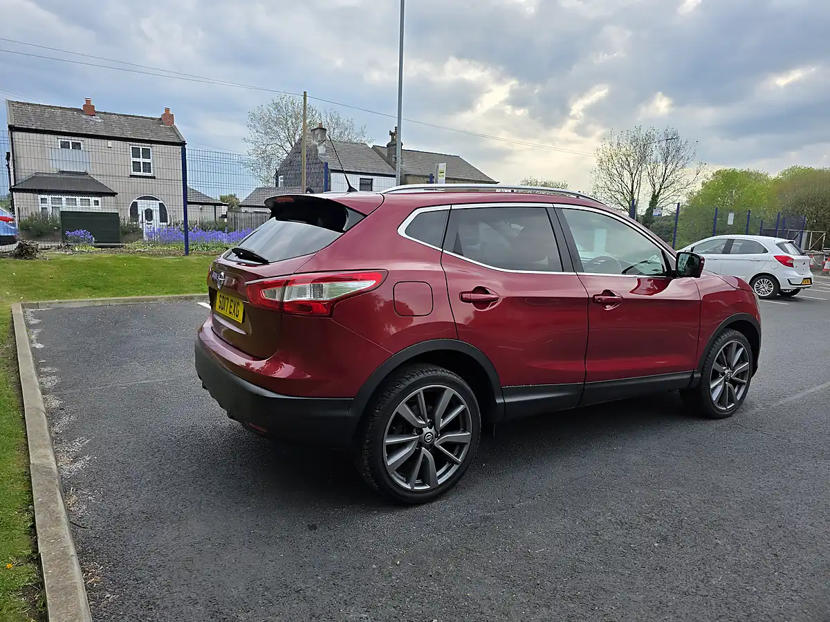 Used 2017 Nissan Qashqai Tekna Red - Interior and Exterior details 6