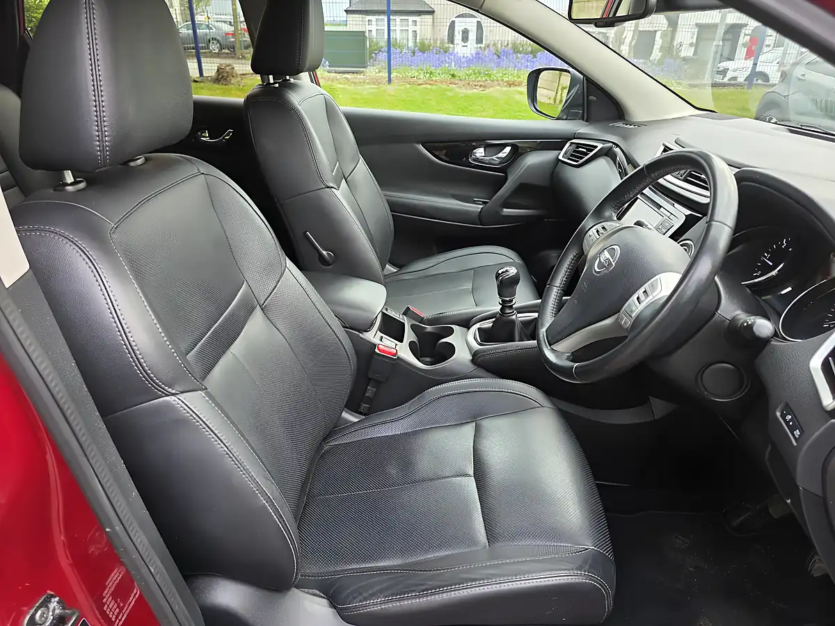 Used 2017 Nissan Qashqai Tekna Red - Interior and Exterior details 9