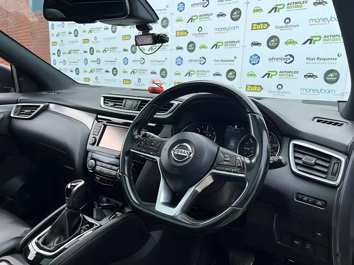 Used 2017 Nissan Qashqai Tekna+ Silver - Interior and Exterior details 14
