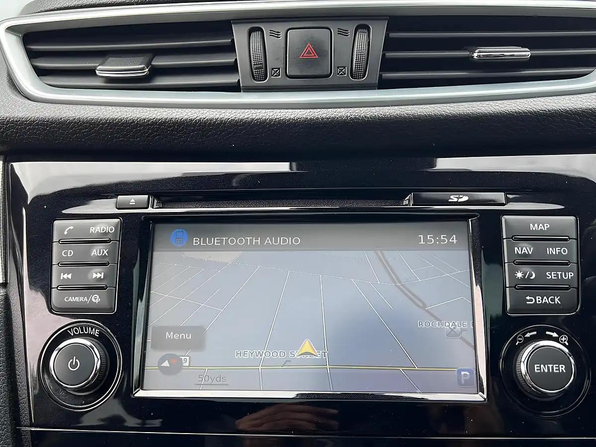Used 2017 Nissan Qashqai Tekna+ Silver - Interior and Exterior details 17
