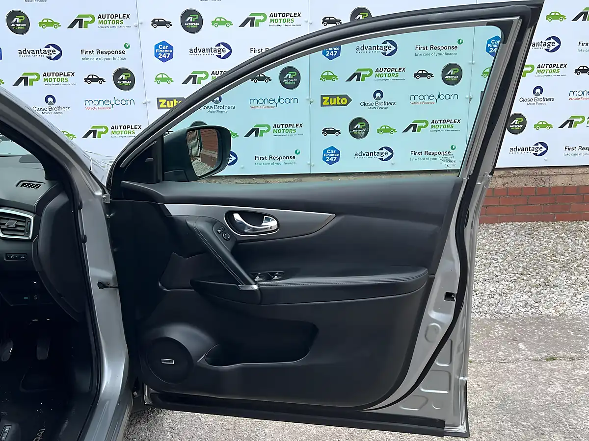Used 2017 Nissan Qashqai Tekna+ Silver - Interior and Exterior details 19