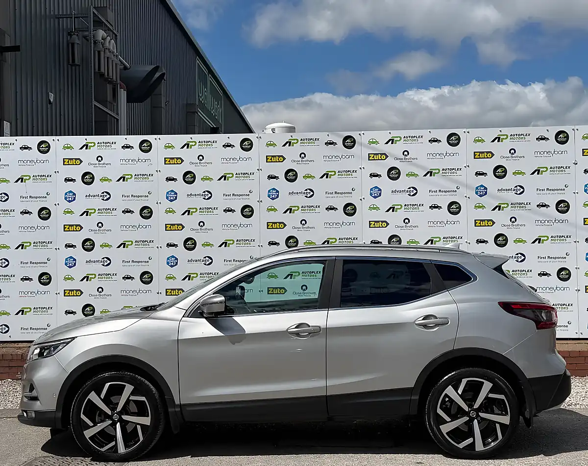 Used 2017 Nissan Qashqai Tekna+ Silver - Interior and Exterior details 9