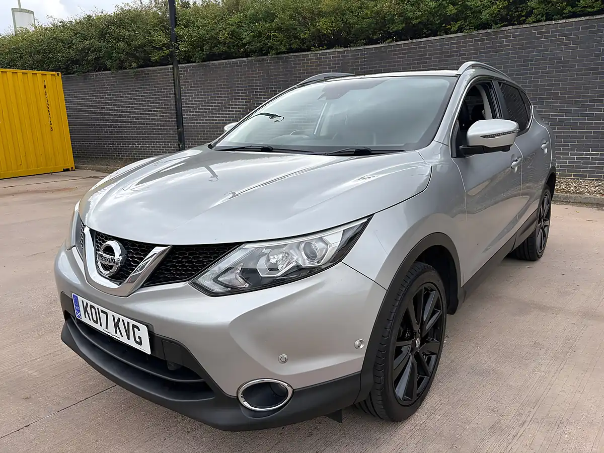 Used 2017 Nissan Qashqai Tekna Silver - Front View