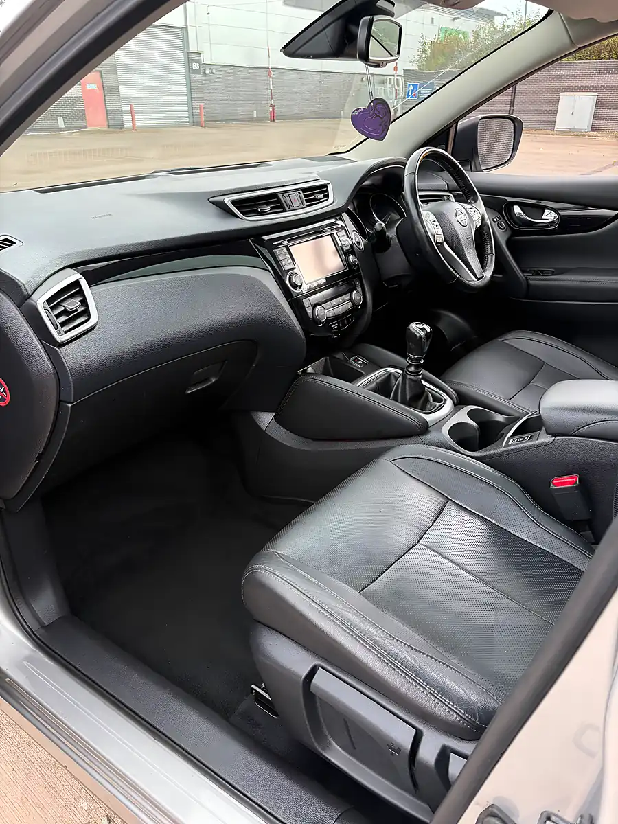 Used 2017 Nissan Qashqai Tekna Silver - Interior and Exterior details 11