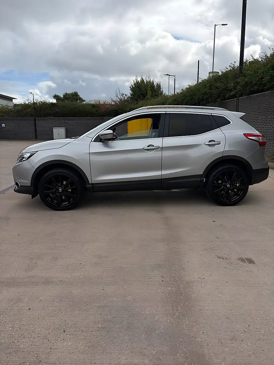 Used 2017 Nissan Qashqai Tekna Silver - Interior and Exterior details 2