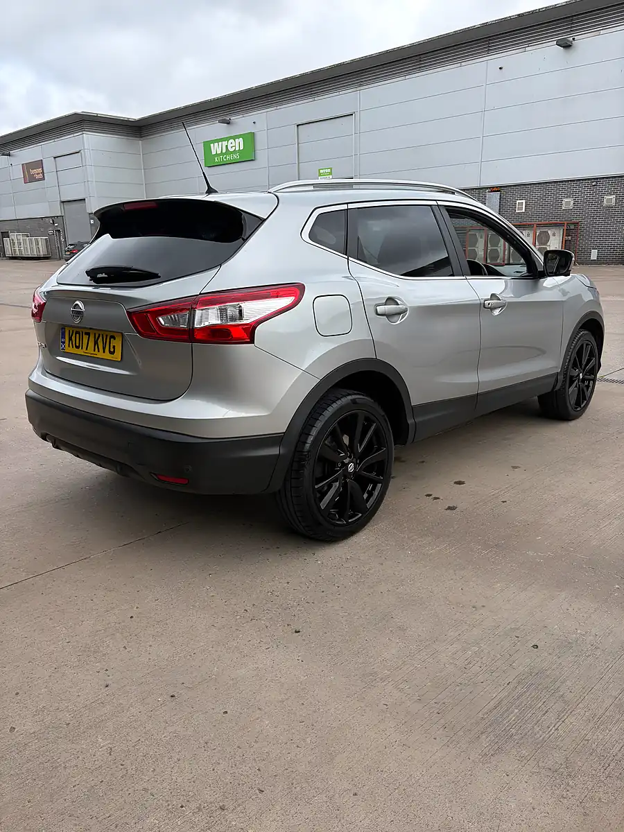 Used 2017 Nissan Qashqai Tekna Silver - Interior and Exterior details 5