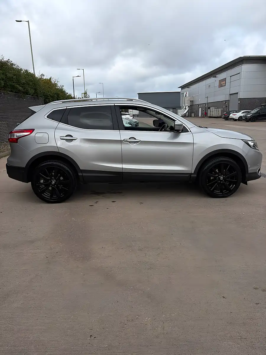 Used 2017 Nissan Qashqai Tekna Silver - Interior and Exterior details 6