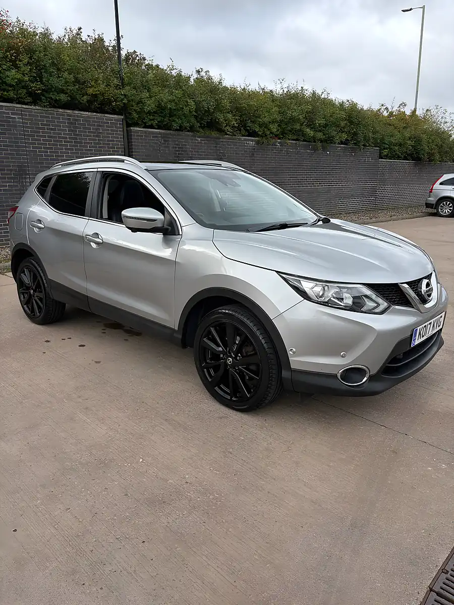 Used 2017 Nissan Qashqai Tekna Silver - Interior and Exterior details 7