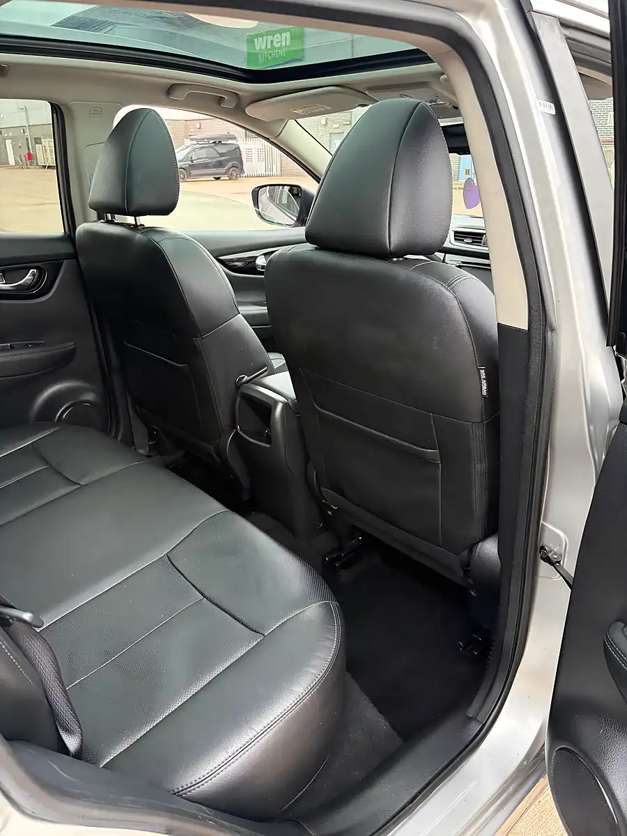 Used 2017 Nissan Qashqai Tekna Silver - Interior and Exterior details 8