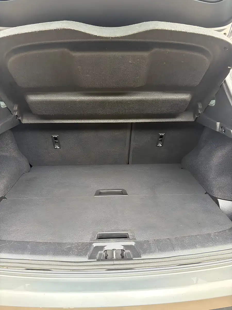 Used 2017 Nissan Qashqai Tekna Silver - Interior and Exterior details 9