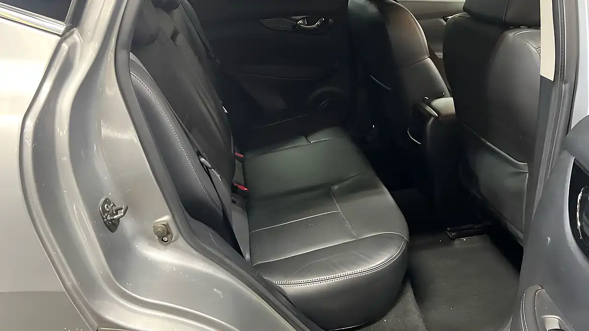 Used 2017 Nissan Qashqai Tekna Silver - Interior and Exterior details 11