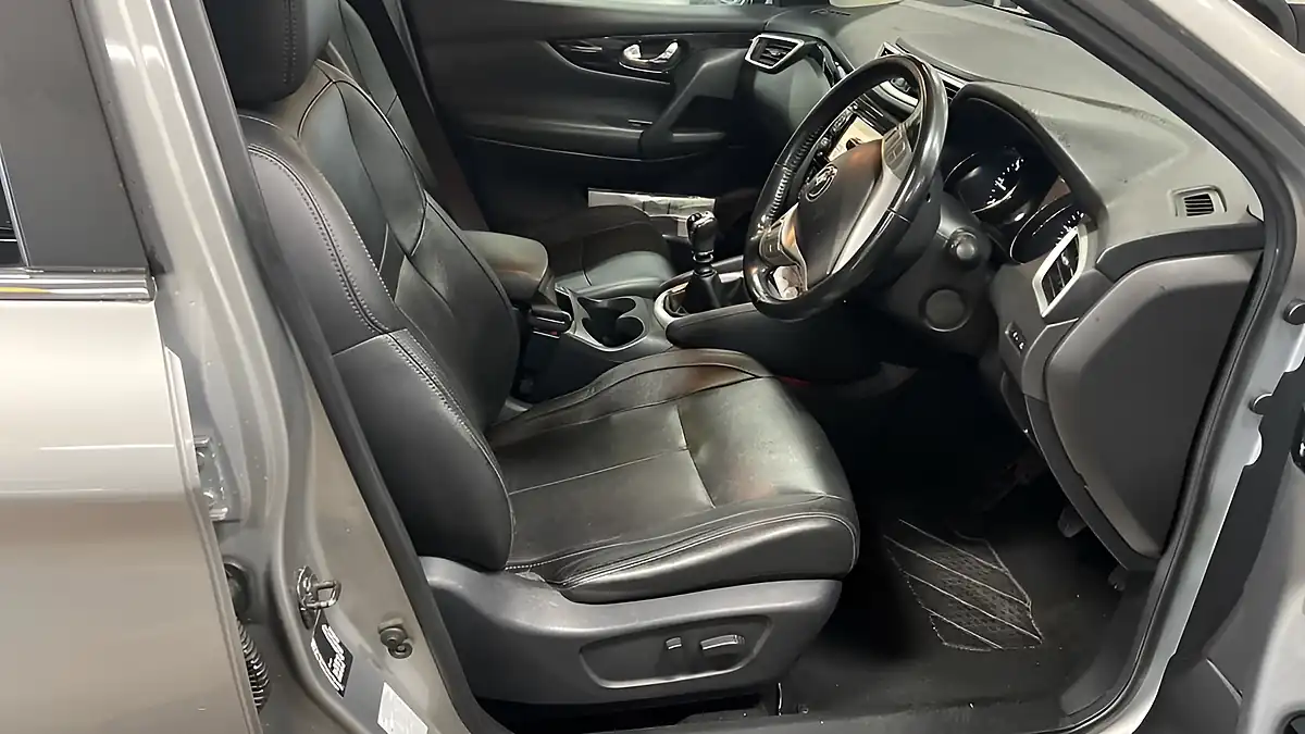 Used 2017 Nissan Qashqai Tekna Silver - Interior and Exterior details 12