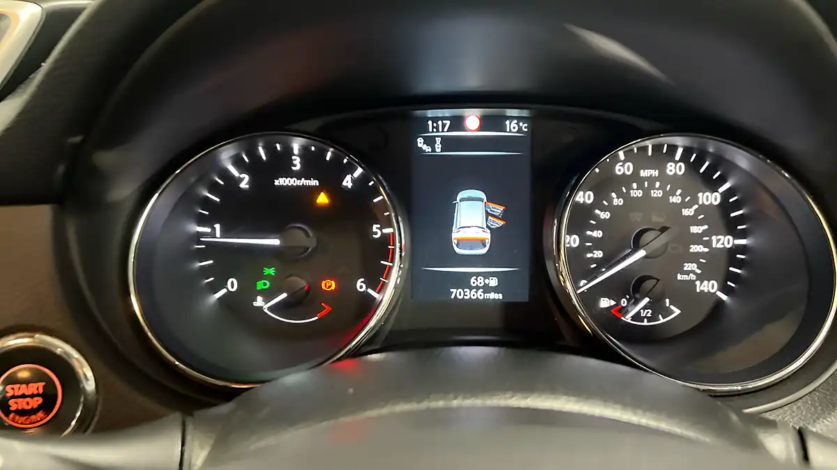 Used 2017 Nissan Qashqai Tekna Silver - Interior and Exterior details 13
