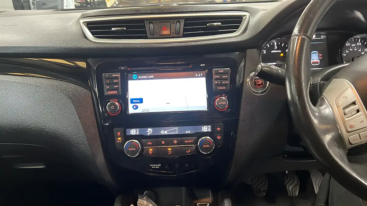 Used 2017 Nissan Qashqai Tekna Silver - Interior and Exterior details 14
