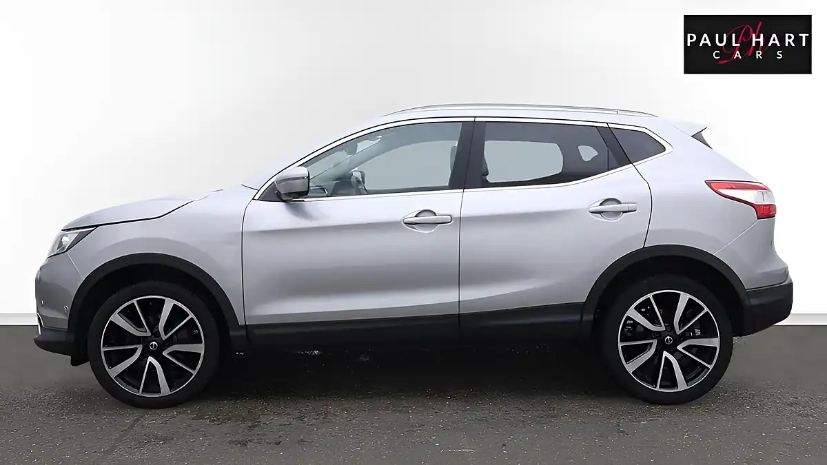 Used 2017 Nissan Qashqai Tekna Silver - Interior and Exterior details 3