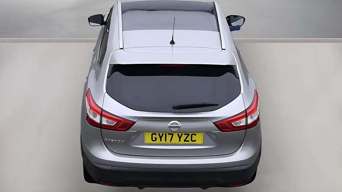 Used 2017 Nissan Qashqai Tekna Silver - Interior and Exterior details 5