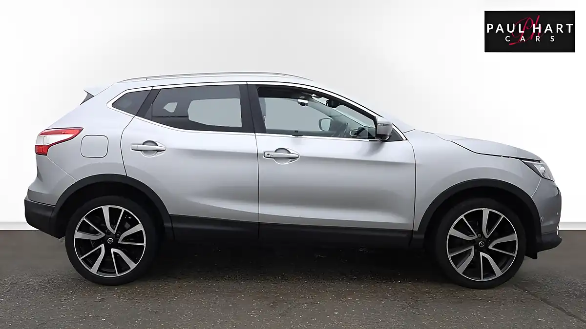 Used 2017 Nissan Qashqai Tekna Silver - Interior and Exterior details 7