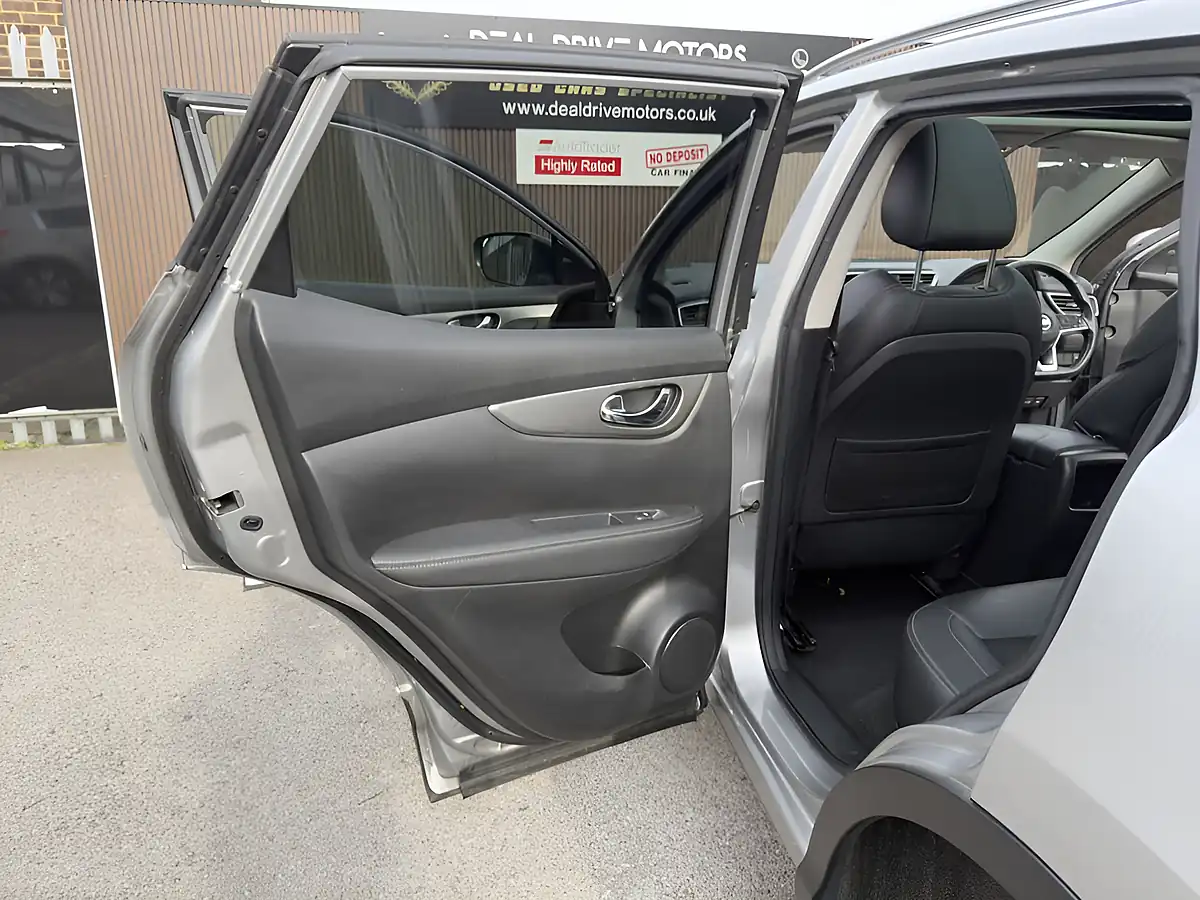 Used 2017 Nissan Qashqai Tekna Silver - Interior and Exterior details 10