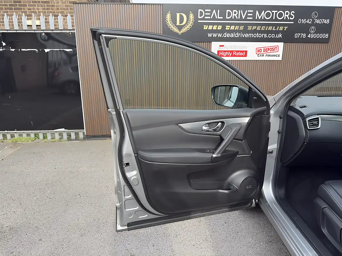 Used 2017 Nissan Qashqai Tekna Silver - Interior and Exterior details 11