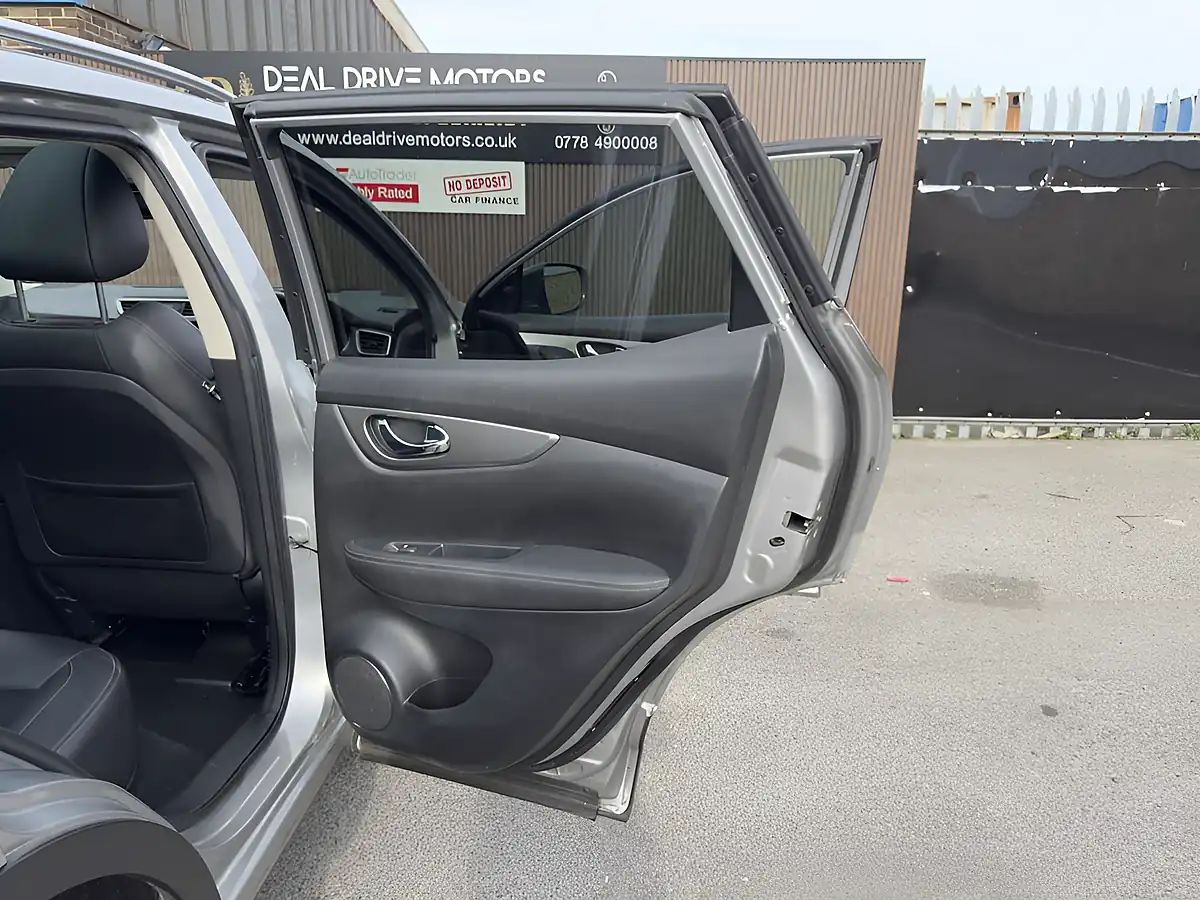 Used 2017 Nissan Qashqai Tekna Silver - Interior and Exterior details 12