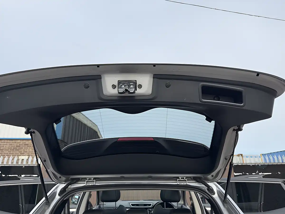 Used 2017 Nissan Qashqai Tekna Silver - Interior and Exterior details 13
