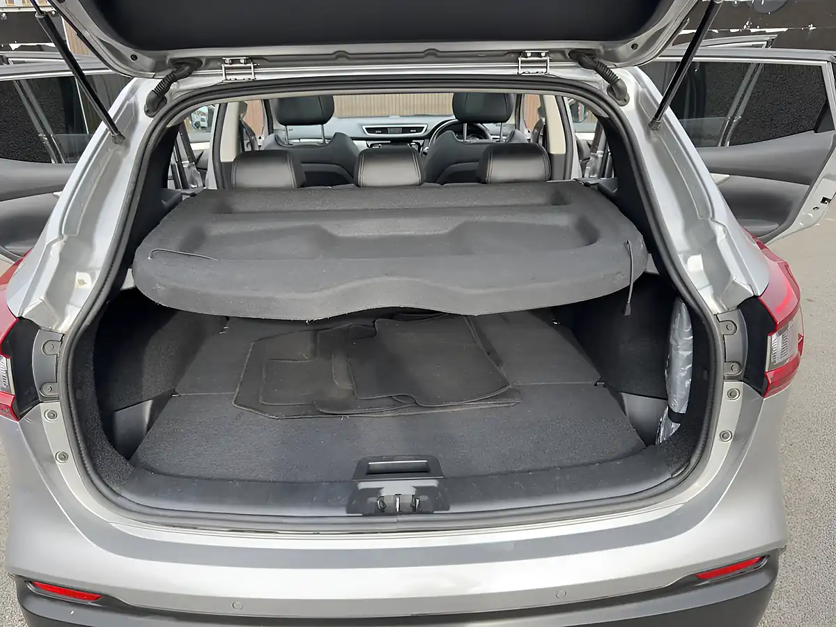 Used 2017 Nissan Qashqai Tekna Silver - Interior and Exterior details 14