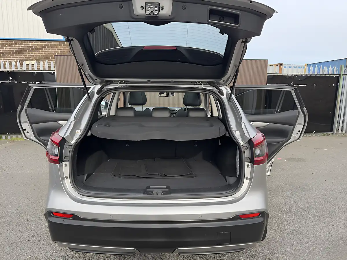 Used 2017 Nissan Qashqai Tekna Silver - Interior and Exterior details 15