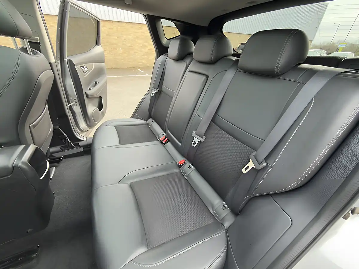 Used 2017 Nissan Qashqai Tekna Silver - Interior and Exterior details 16