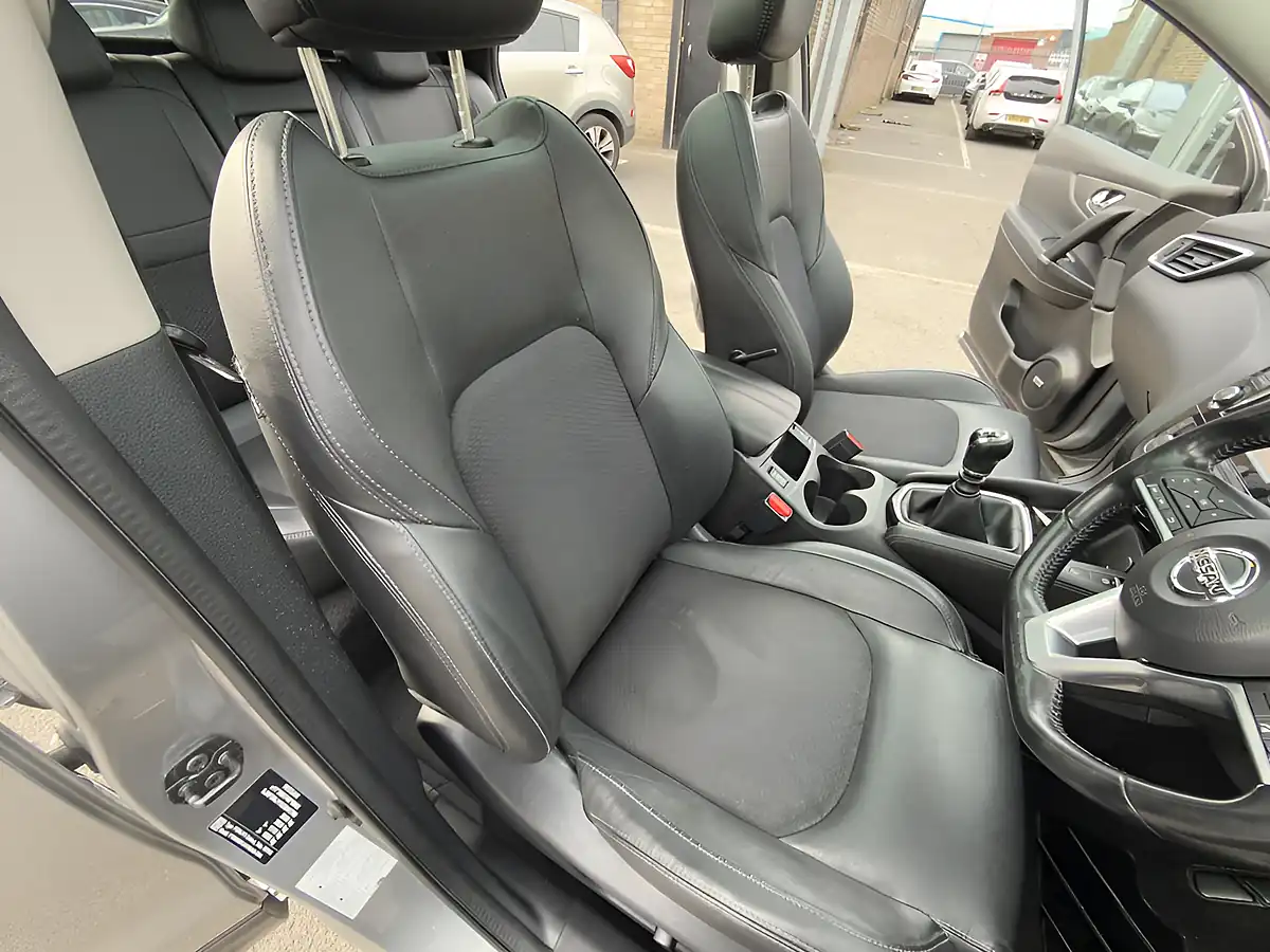 Used 2017 Nissan Qashqai Tekna Silver - Interior and Exterior details 18