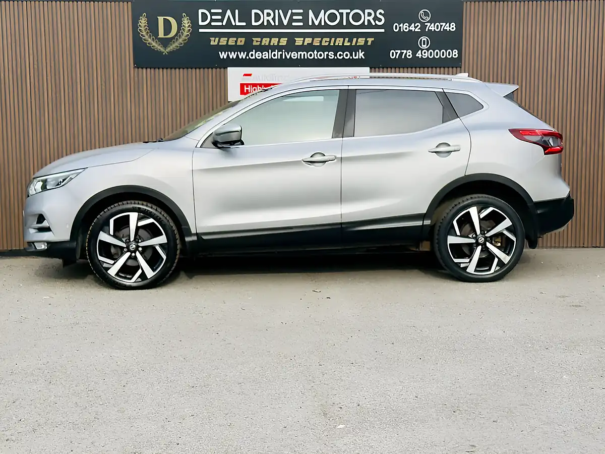 Used 2017 Nissan Qashqai Tekna Silver - Interior and Exterior details 4