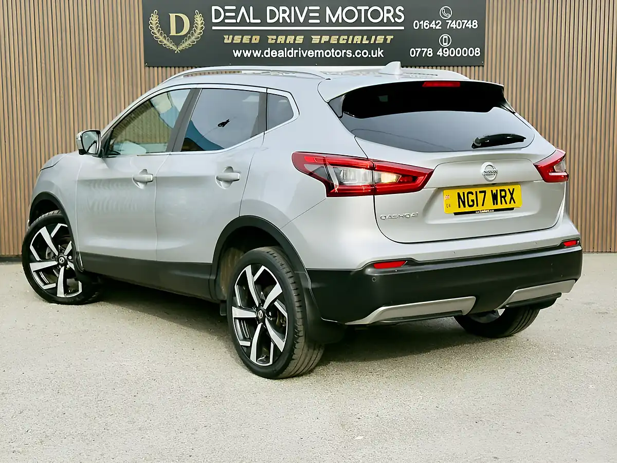 Used 2017 Nissan Qashqai Tekna Silver - Interior and Exterior details 5