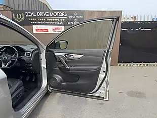 Used 2017 Nissan Qashqai Tekna Silver - Interior and Exterior details 9