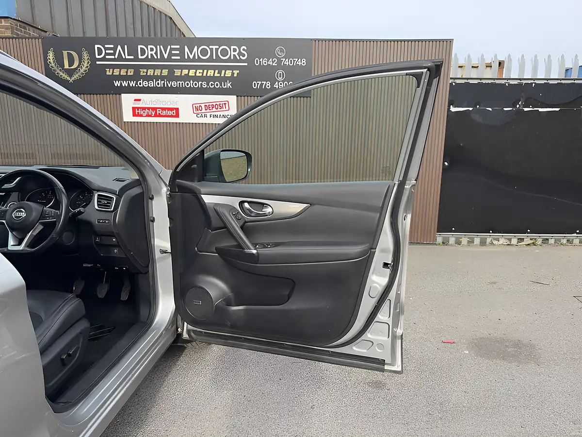 Used 2017 Nissan Qashqai Tekna Silver - Interior and Exterior details 9
