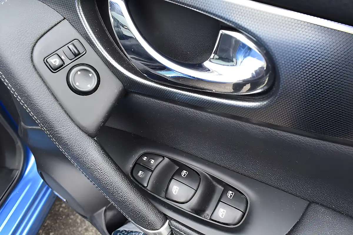 Used 2017 Nissan Qashqai Tekna Vivid Blue - Interior and Exterior details 10