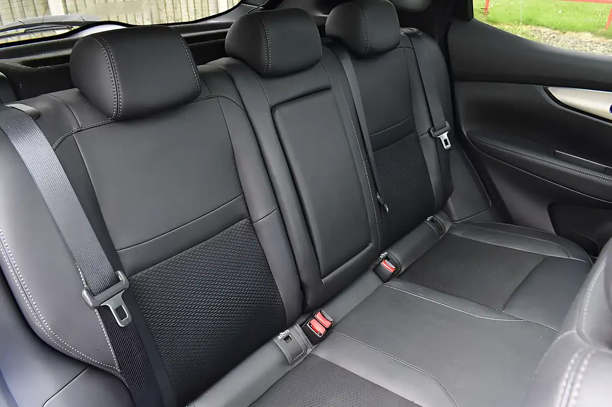 Used 2017 Nissan Qashqai Tekna Vivid Blue - Interior and Exterior details 12