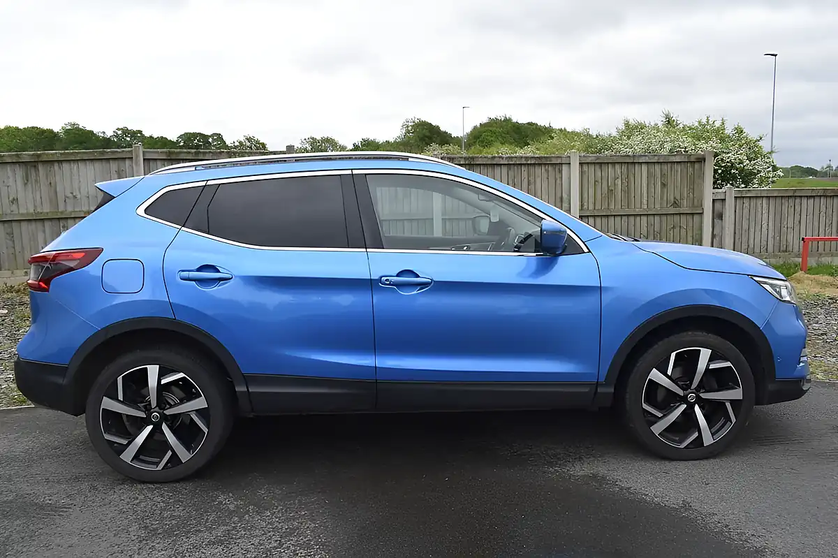 Used 2017 Nissan Qashqai Tekna Vivid Blue - Interior and Exterior details 15