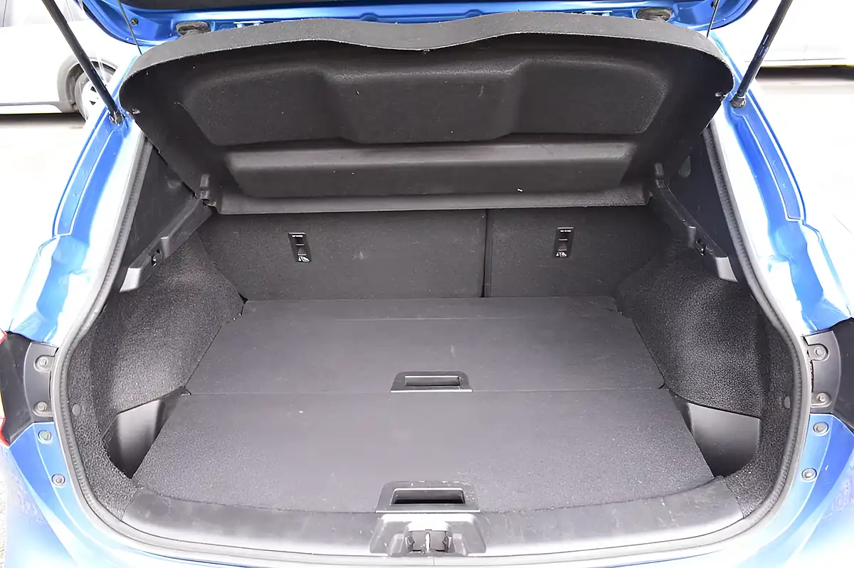 Used 2017 Nissan Qashqai Tekna Vivid Blue - Interior and Exterior details 16