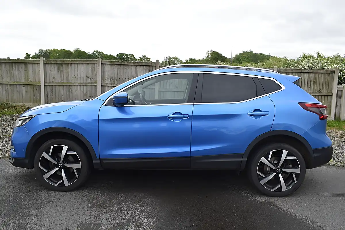 Used 2017 Nissan Qashqai Tekna Vivid Blue - Interior and Exterior details 18