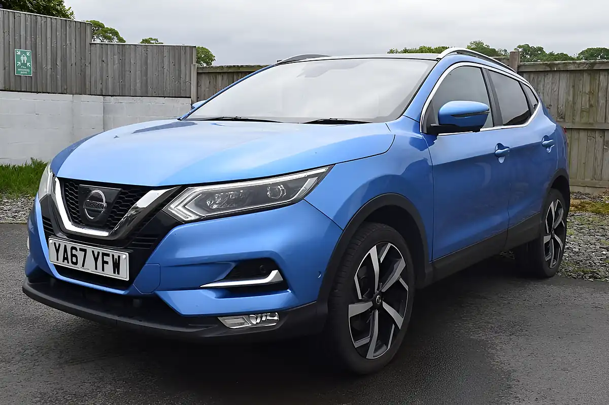 Used 2017 Nissan Qashqai Tekna Vivid Blue - Interior and Exterior details 3