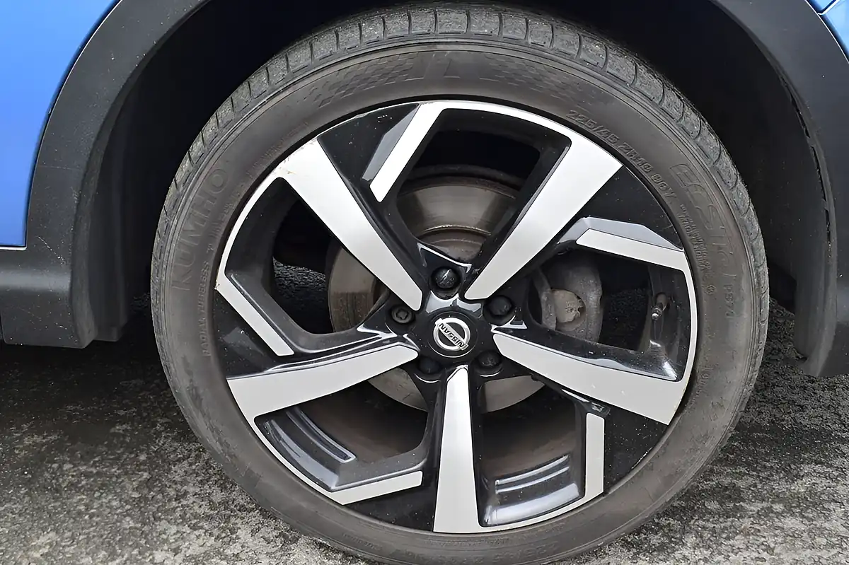 Used 2017 Nissan Qashqai Tekna Vivid Blue - Interior and Exterior details 4