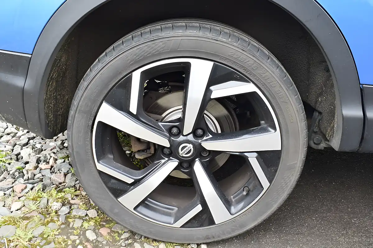 Used 2017 Nissan Qashqai Tekna Vivid Blue - Interior and Exterior details 5