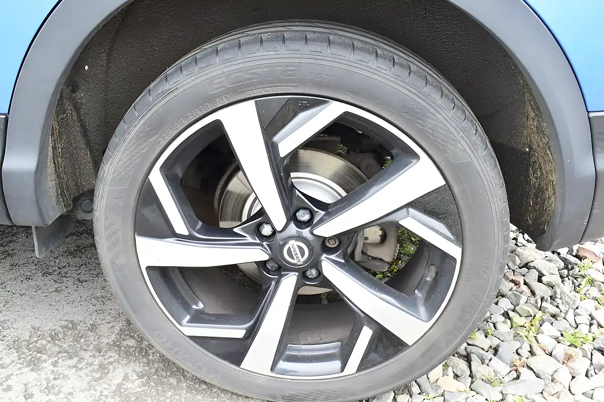 Used 2017 Nissan Qashqai Tekna Vivid Blue - Interior and Exterior details 6
