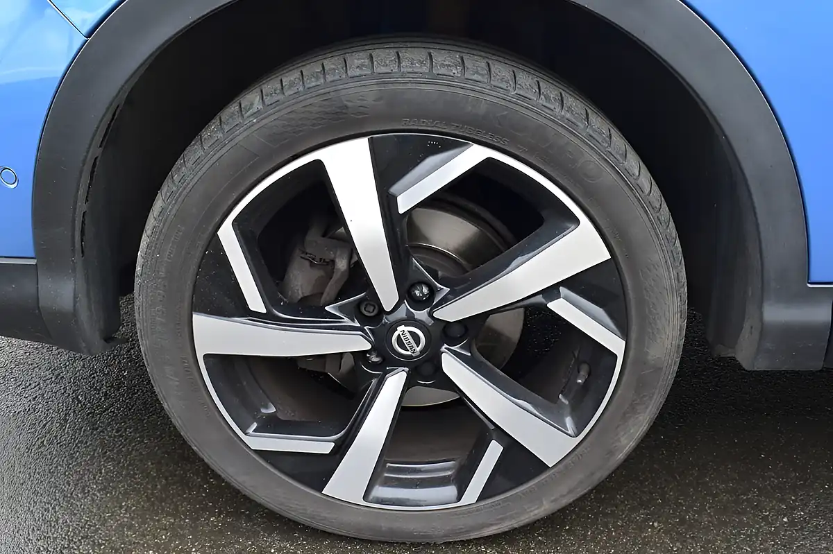 Used 2017 Nissan Qashqai Tekna Vivid Blue - Interior and Exterior details 7