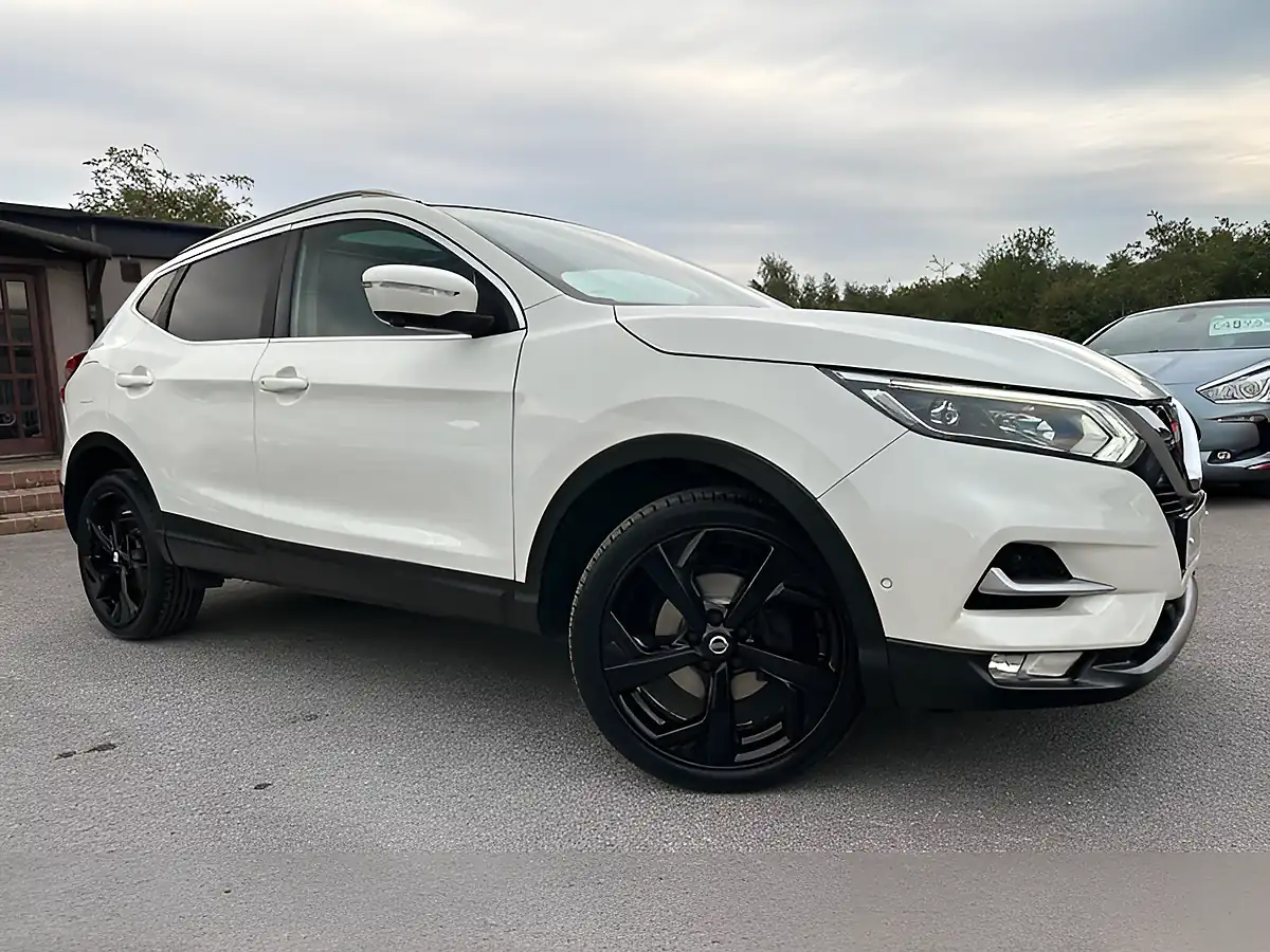 Used 2017 Nissan Qashqai Tekna White - Front View