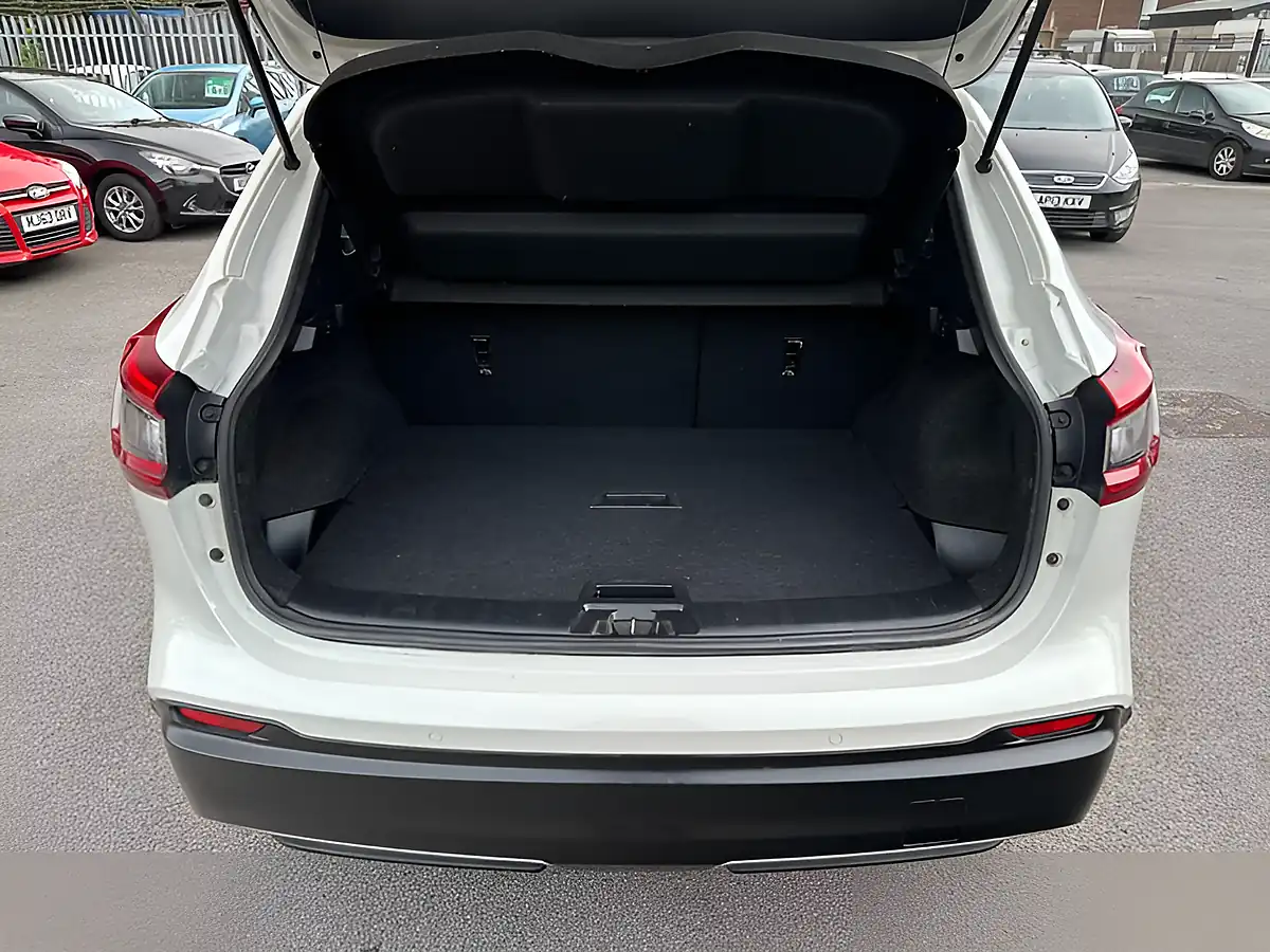 Used 2017 Nissan Qashqai Tekna White - Interior and Exterior details 16