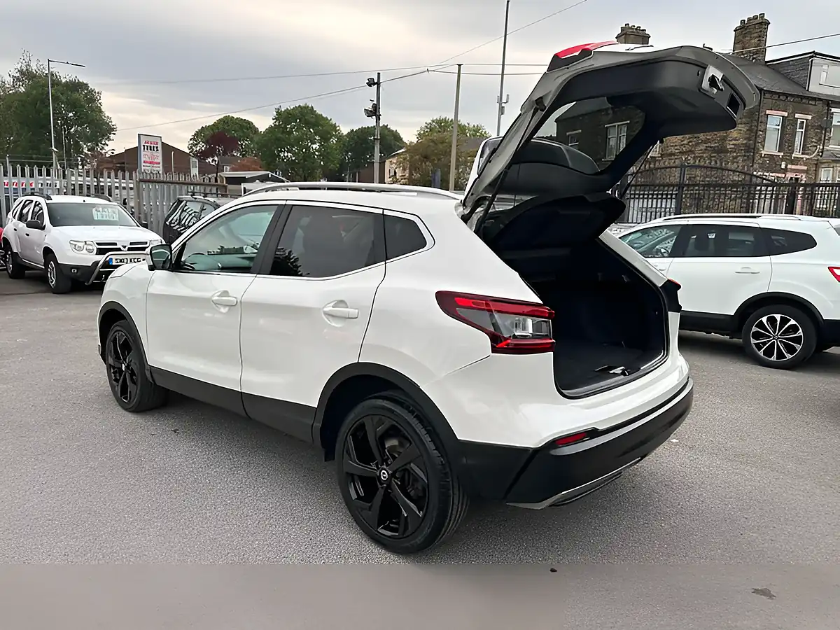 Used 2017 Nissan Qashqai Tekna White - Interior and Exterior details 17