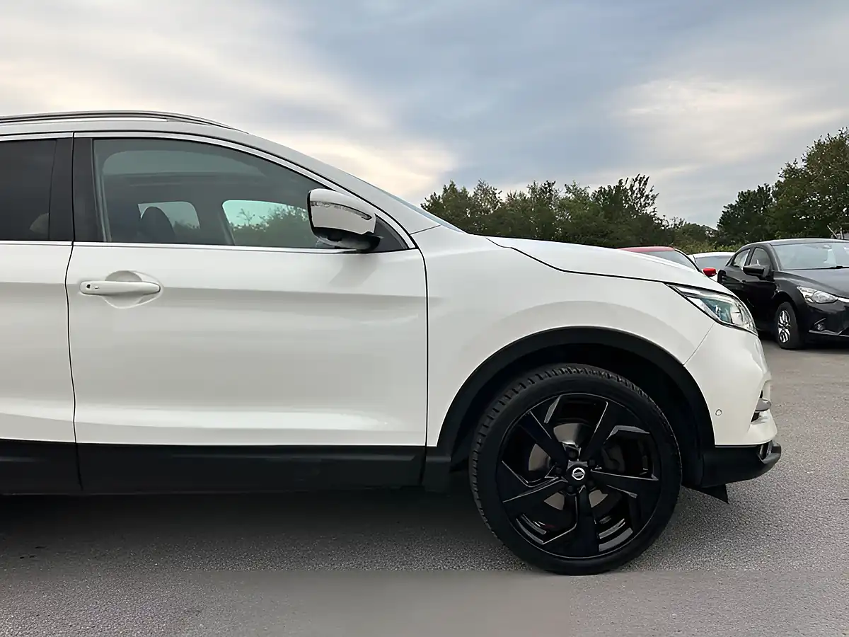 Used 2017 Nissan Qashqai Tekna White - Interior and Exterior details 19