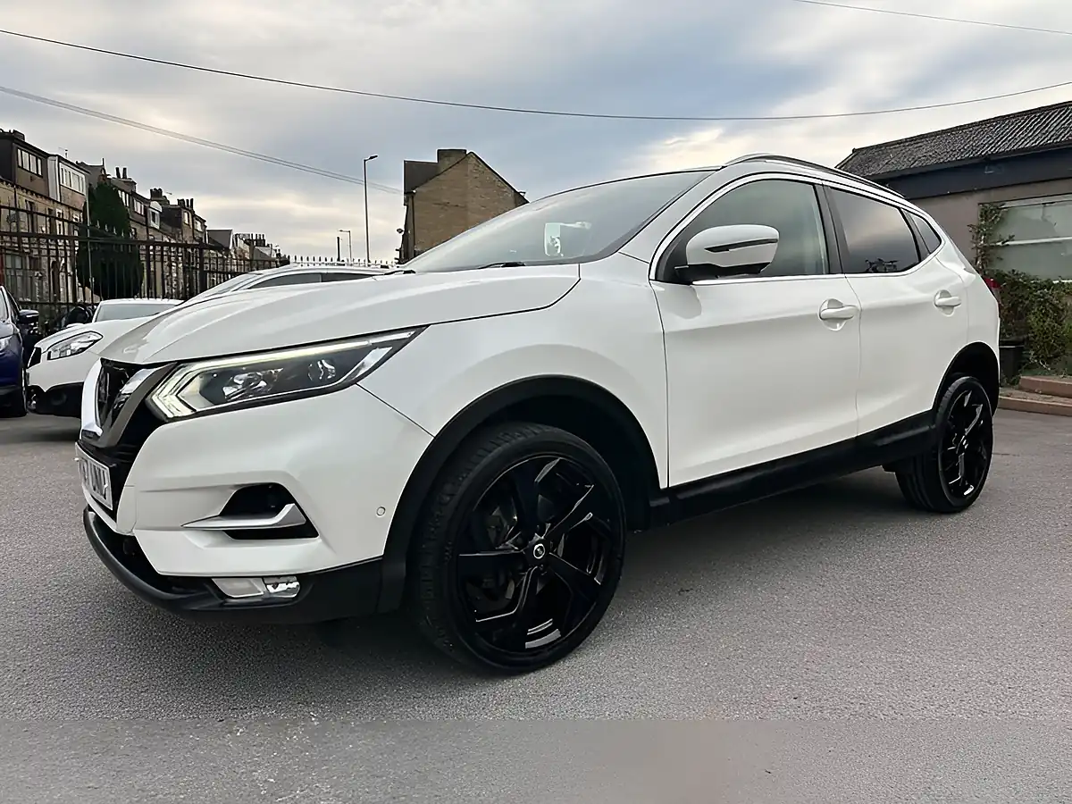 Used 2017 Nissan Qashqai Tekna White - Interior and Exterior details 5